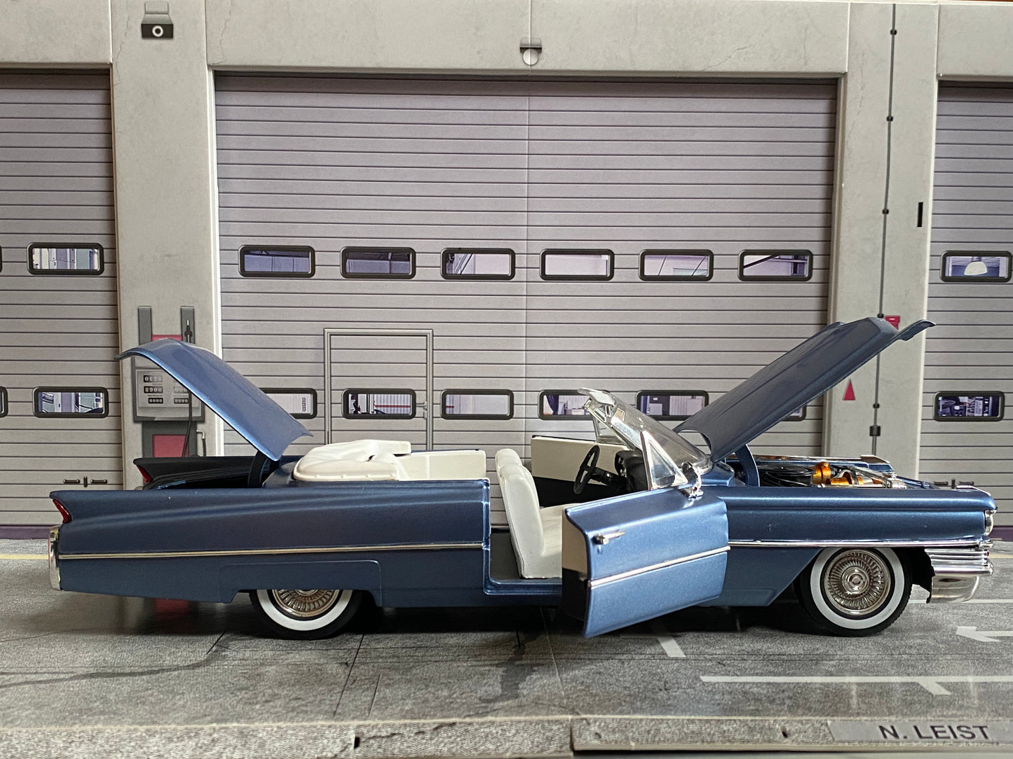 Cadillac de Ville Convertible 1964 mit Figuren Rico (Ricardo Tubbs) & Sonny Burnett (James Crockett) aus Miami Vice 1:18