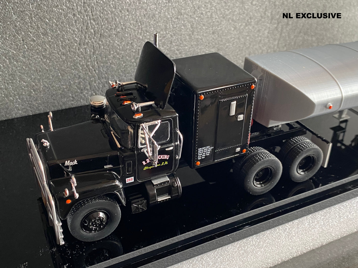 Mack Truck Rubber Duck CONVOY mit Tankauflieger/Anhänger Einzelanfertigung 1:43