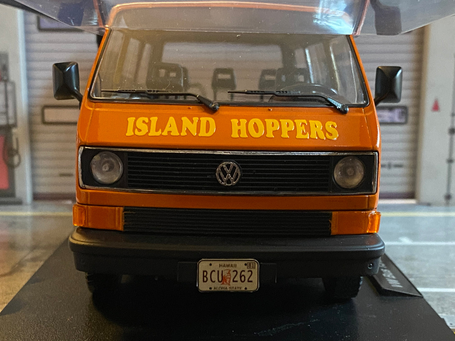 TC´s VW Bus T3 ISLAND HOPPERS aus der TV-Serie Magnum Vanagon Umbau 1:18