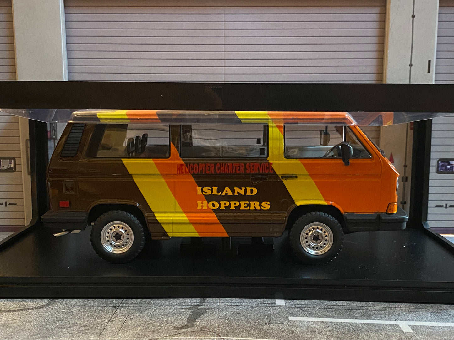 TC´s VW Bus T3 ISLAND HOPPERS aus der TV-Serie Magnum Vanagon Umbau 1:18