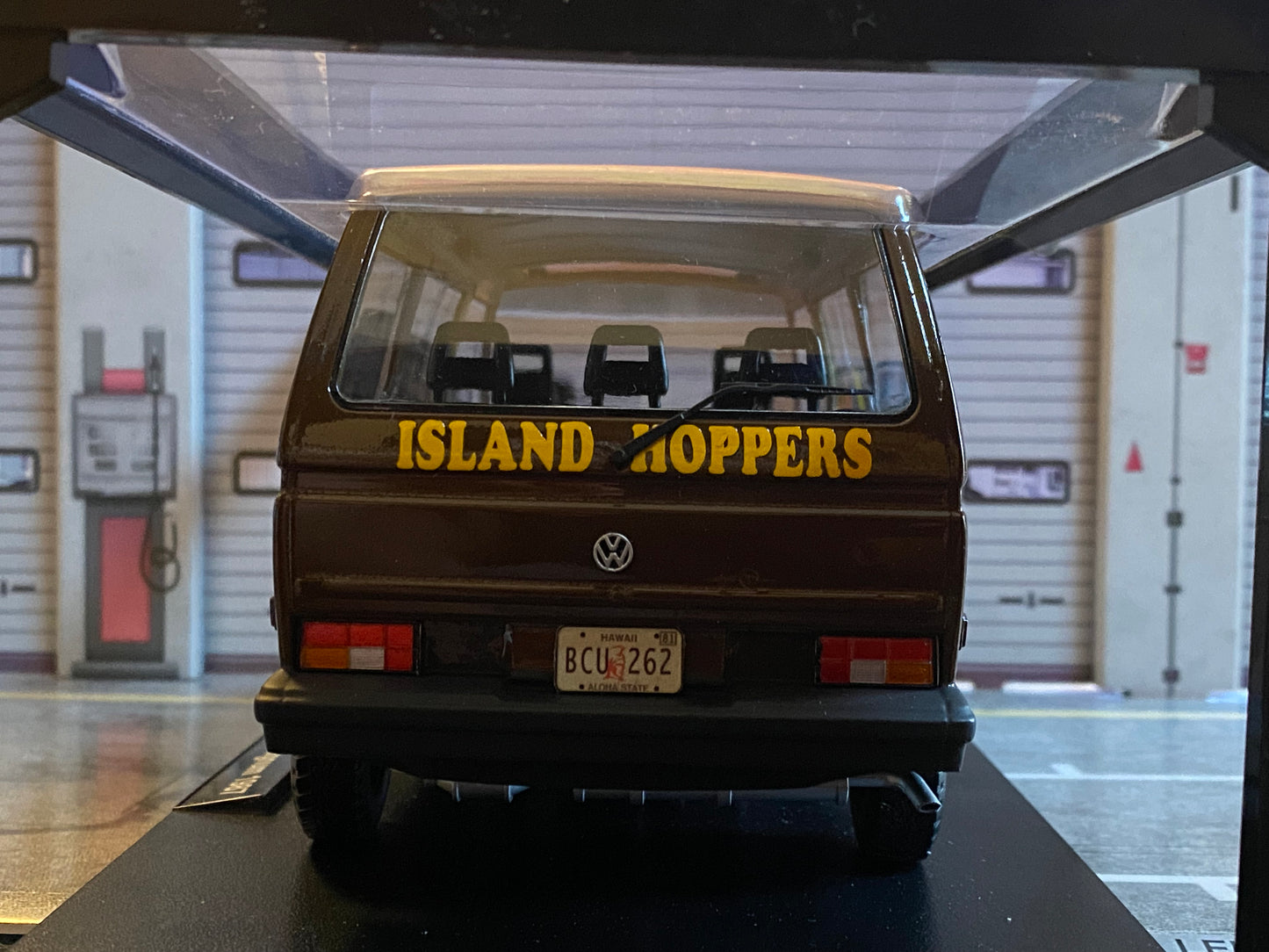 TC´s VW Bus T3 ISLAND HOPPERS aus der TV-Serie Magnum Vanagon Umbau 1:18
