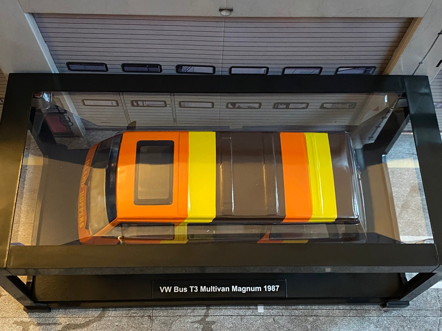 TC´s VW Bus T3 ISLAND HOPPERS aus der TV-Serie Magnum Vanagon Umbau 1:18