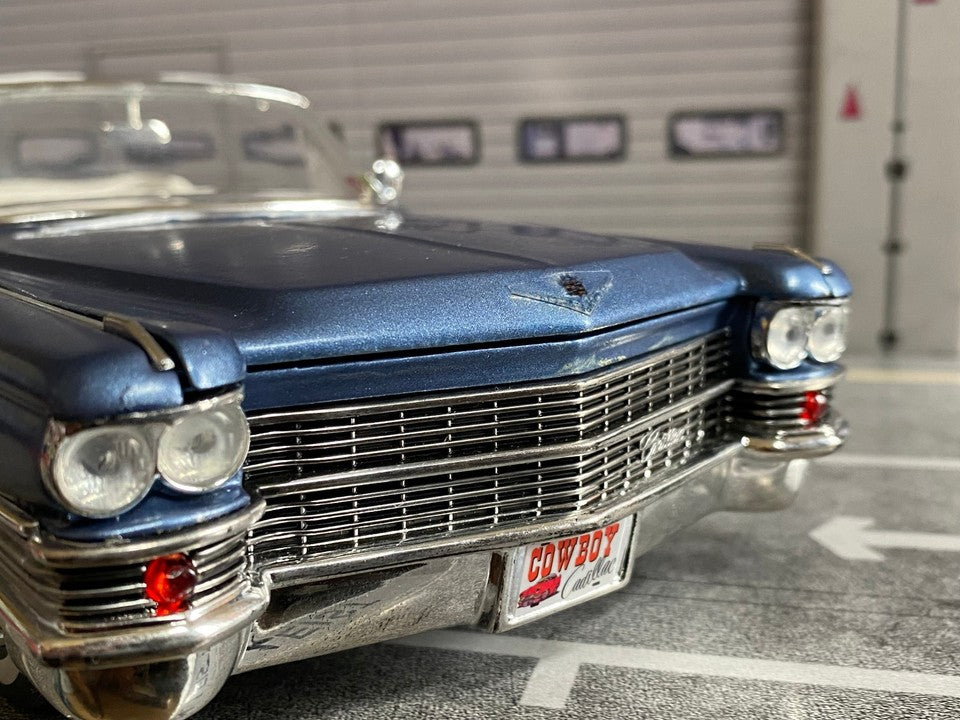Cadillac de Ville Convertible 1964 mit Figuren Rico (Ricardo Tubbs) & Sonny Burnett (James Crockett) aus Miami Vice 1:18