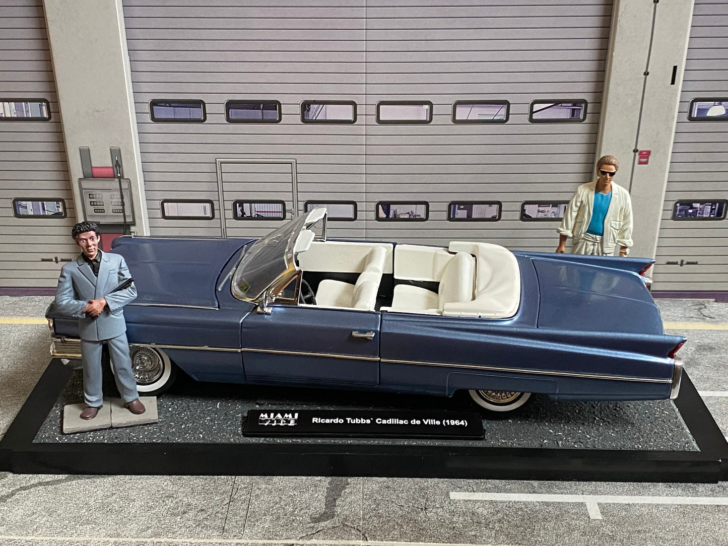 Cadillac de Ville Convertible 1964 mit Figuren Rico (Ricardo Tubbs) & Sonny Burnett (James Crockett) aus Miami Vice 1:18
