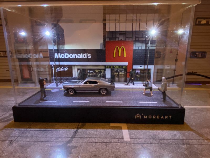John Wick & Daisy Ford Mustang Movie Scene Diorama LED McDonalds + Figuren 1:64