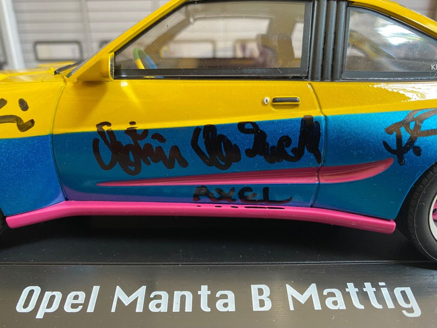 Opel Manta B Breitbau aus dem Film "MANTA MANTA" mit orginal Autogrammen 1:18