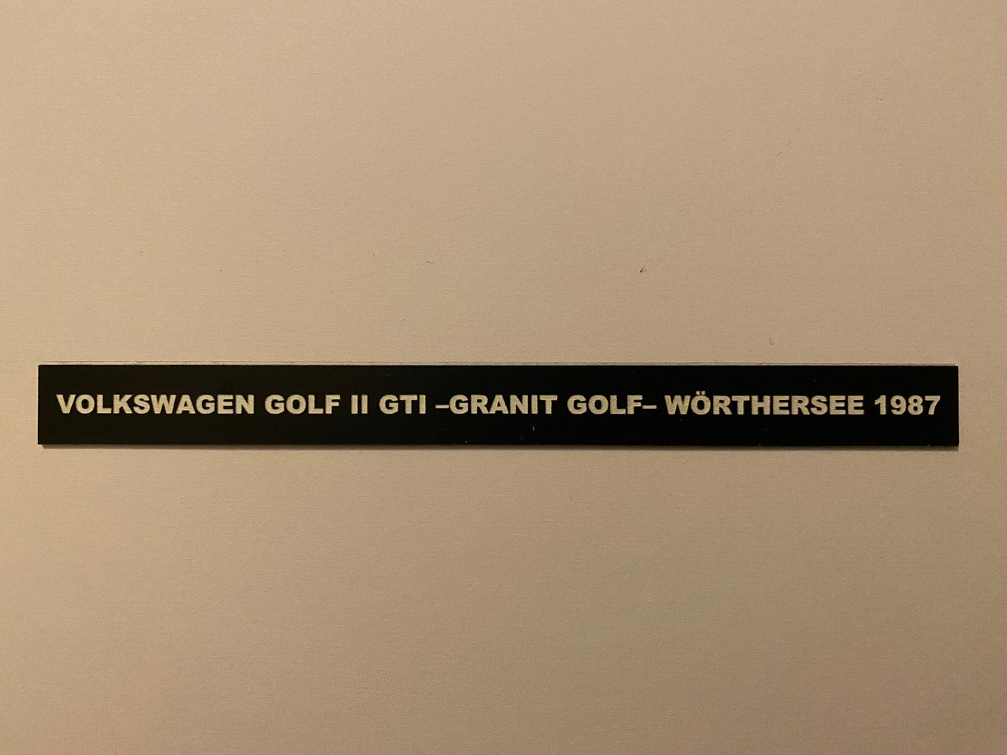 Schild "VOLKSWAGEN GOLF II GTI -GRANIT GOLF- WÖRTERSEE 1987" für 1:18 Vitrine