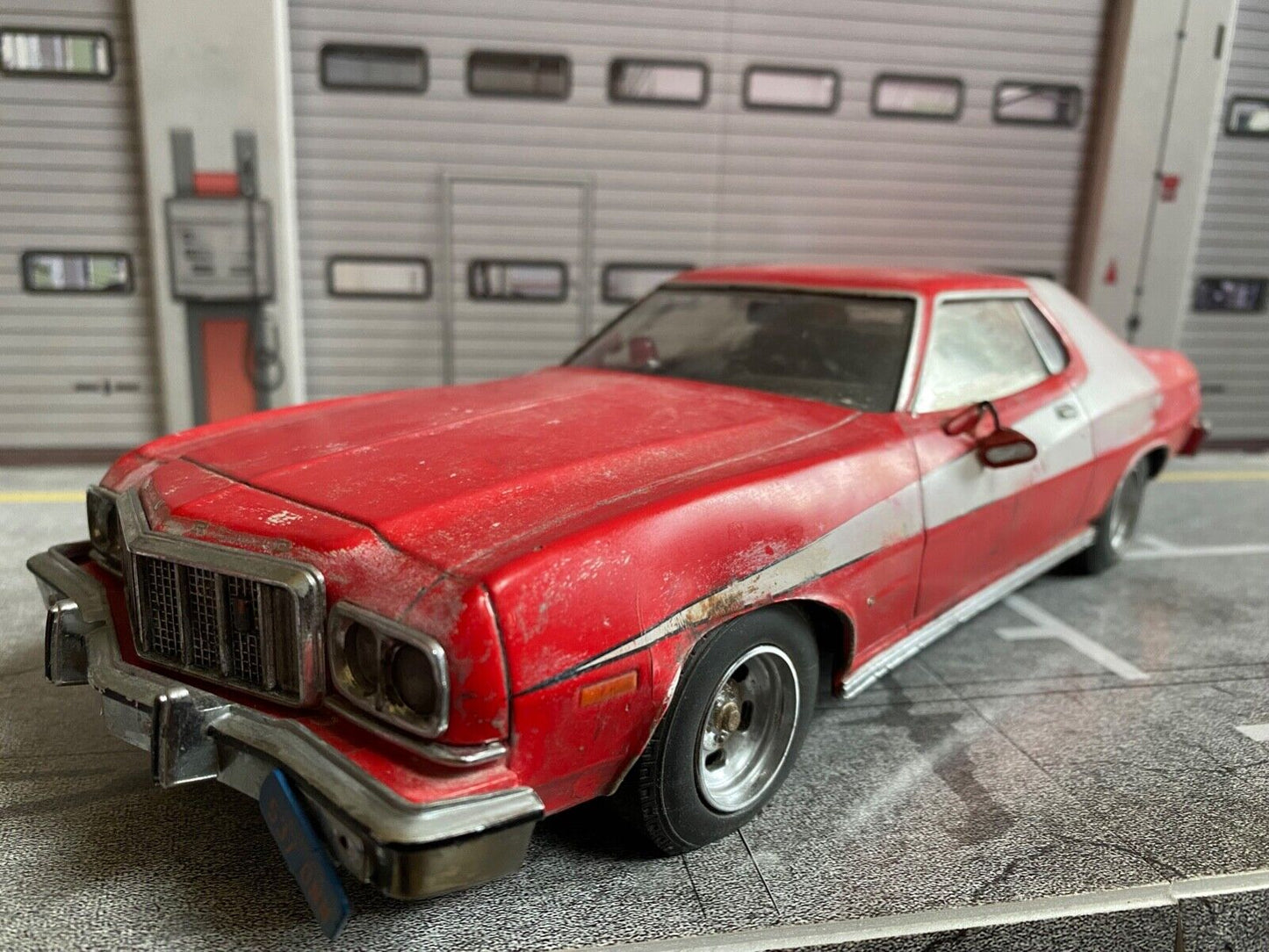 Ford Gran Torino Starsky & Hutch Barn Find Scheunenfund Unfall Diorama 1:18