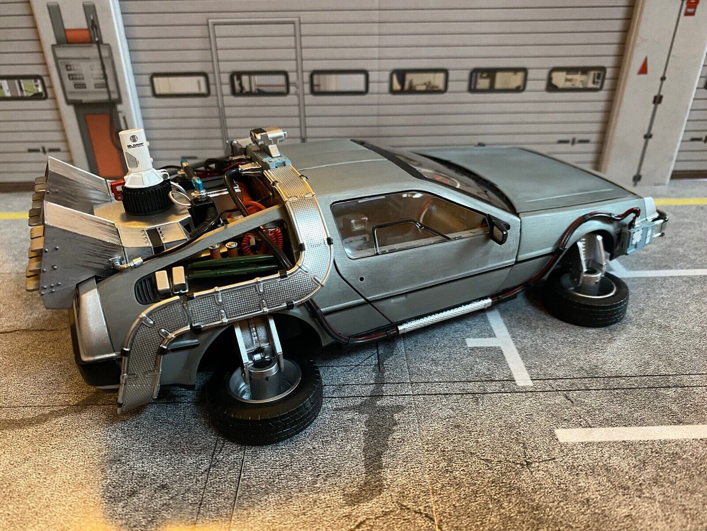 DeLorean Back to the Future Zurück in die Zukunft Hot Wheels Sound & Light 1:18