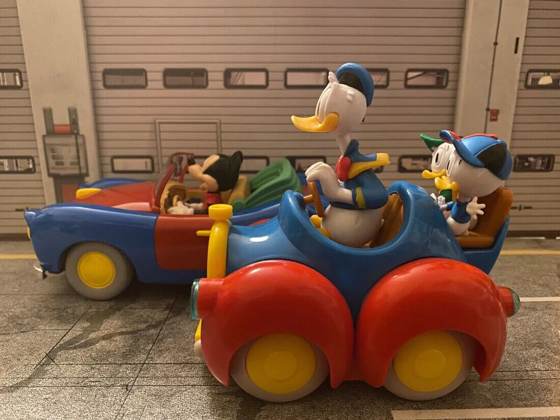 Donald Duck 313 Auto mit Figuren Donald, Tick Trick und Track Disney Neu 1:18