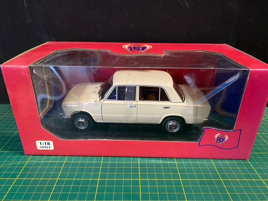 Lada 2101 (1971) Russia Russland beige IST-Models new in box Neu in OVP 1:18