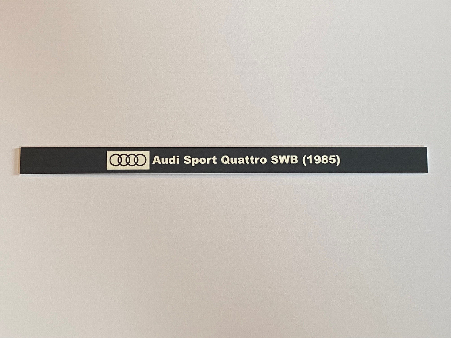 Schild Audi Sport Quattro SWB (1985) geprägt & selbstklebend für 1:18 Vitrine
