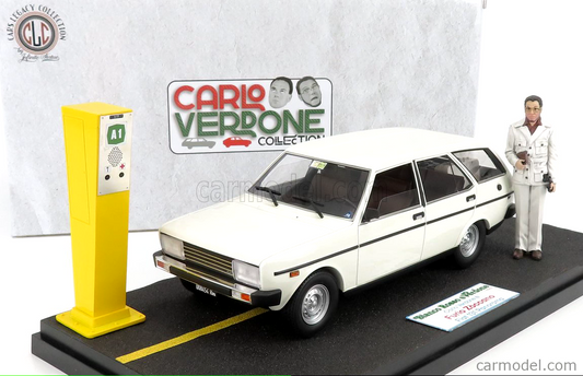 Fiat 131 Panorama SW 1981 + Furio Zòccano Figur + SOS-Säule "CARLO VERDONE" 1:18