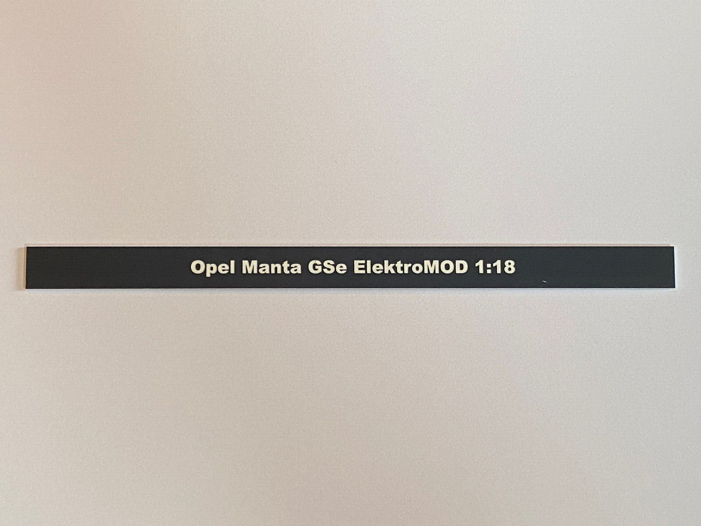 Schild Opel Manta GSe ElektroMOD geprägt & selbstklebend für 1:18 Vitrine