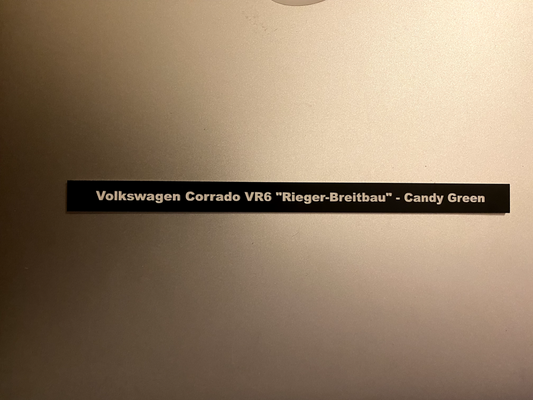 Sockelschild "VW Corrado VR6 Rieger-Breitbau"  geprägt & selbstklebend für 1:18