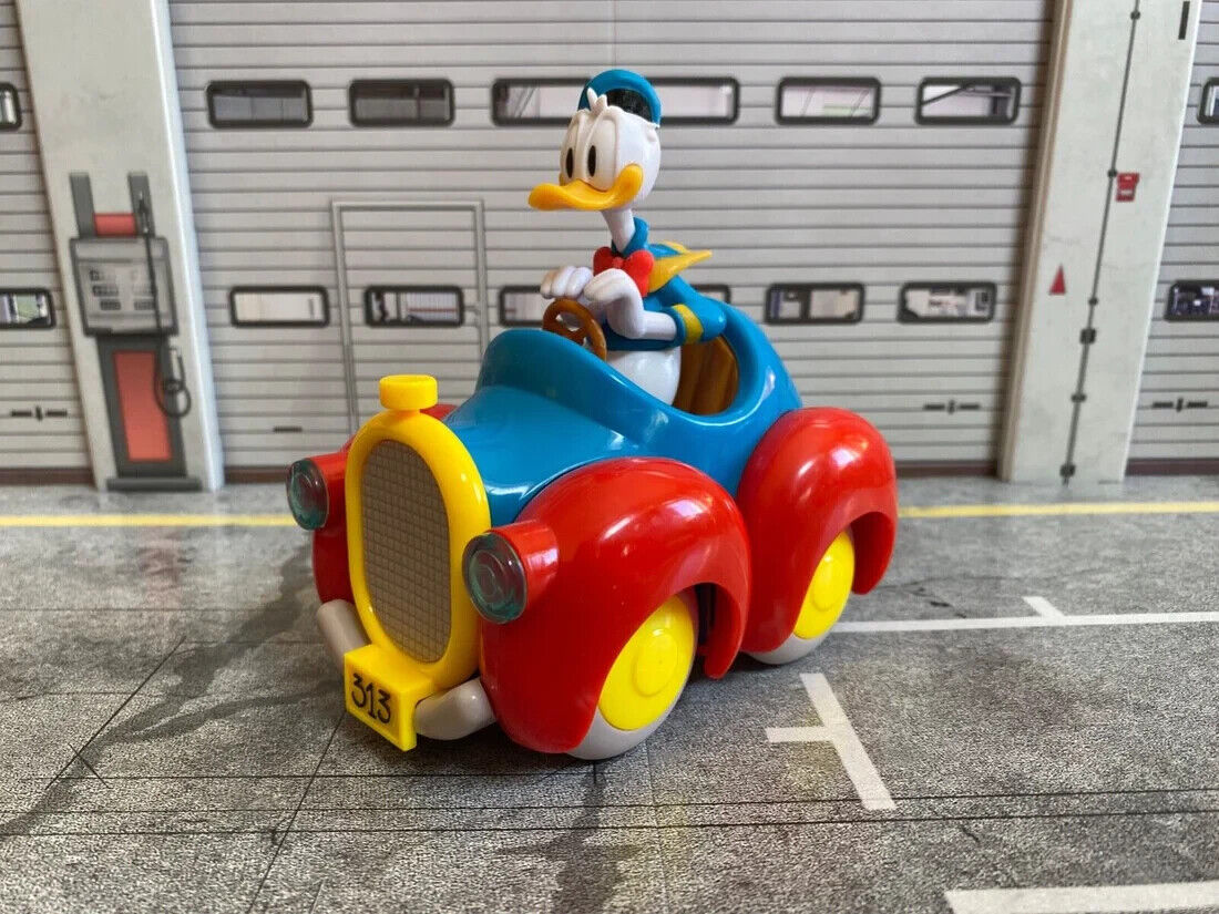 Donald Duck 313 Auto mit Figuren Donald, Tick Trick und Track Disney Neu 1:18
