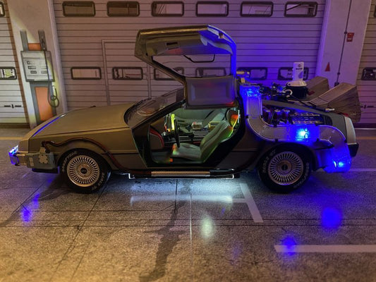 DeLorean Back to the Future Zurück in die Zukunft Hot Wheels Sound & Light 1:18