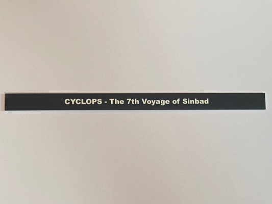 Schild CYCLOPS - The 7th Voyage of Sinbad geprägt&selbstklebend für 1:6 Vitrine