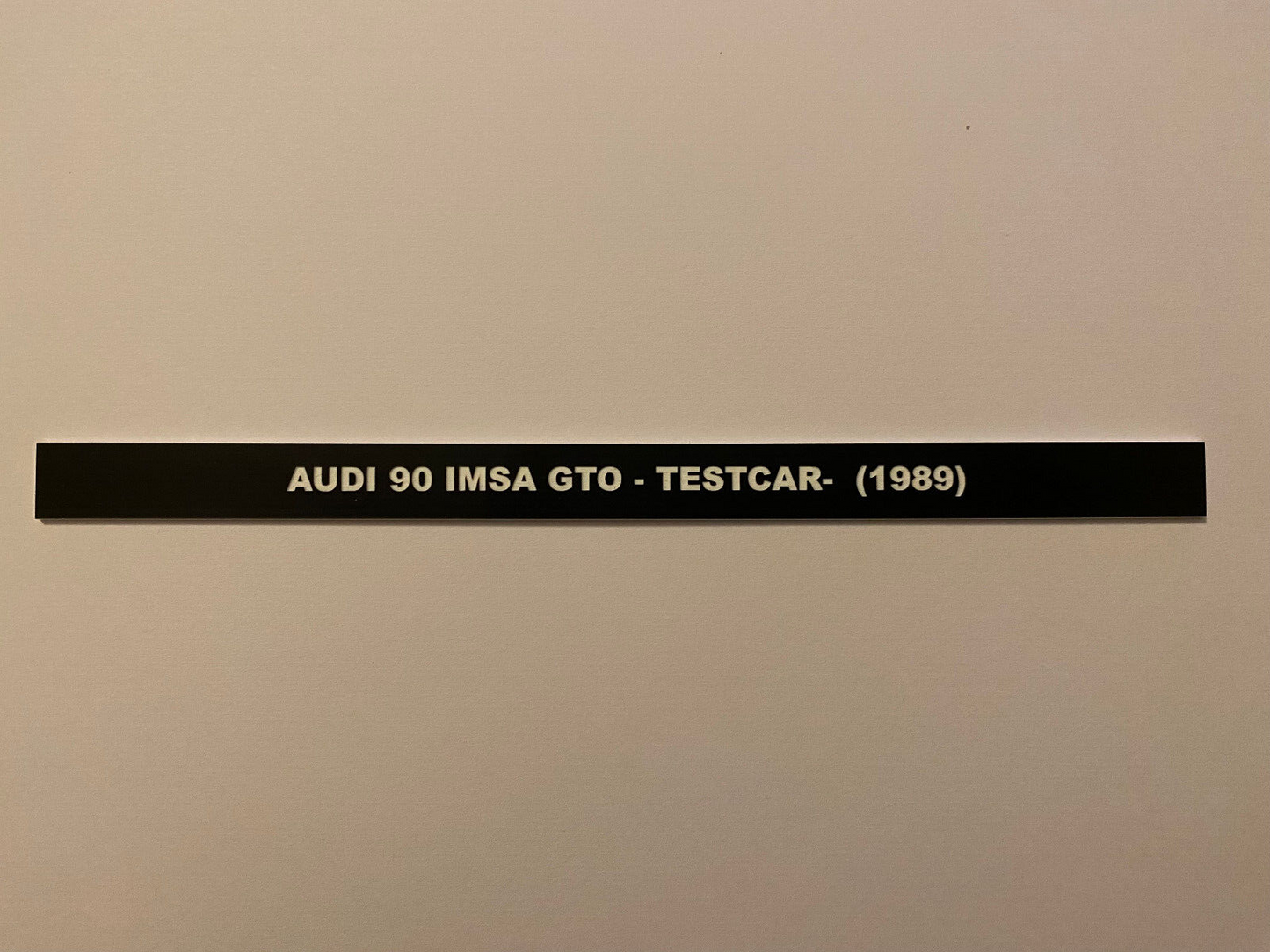 Schild AUDI 90 IMSA GTO - TESTCAR- (1989) geprägt&selbstklebend für 1:18 Vitrine