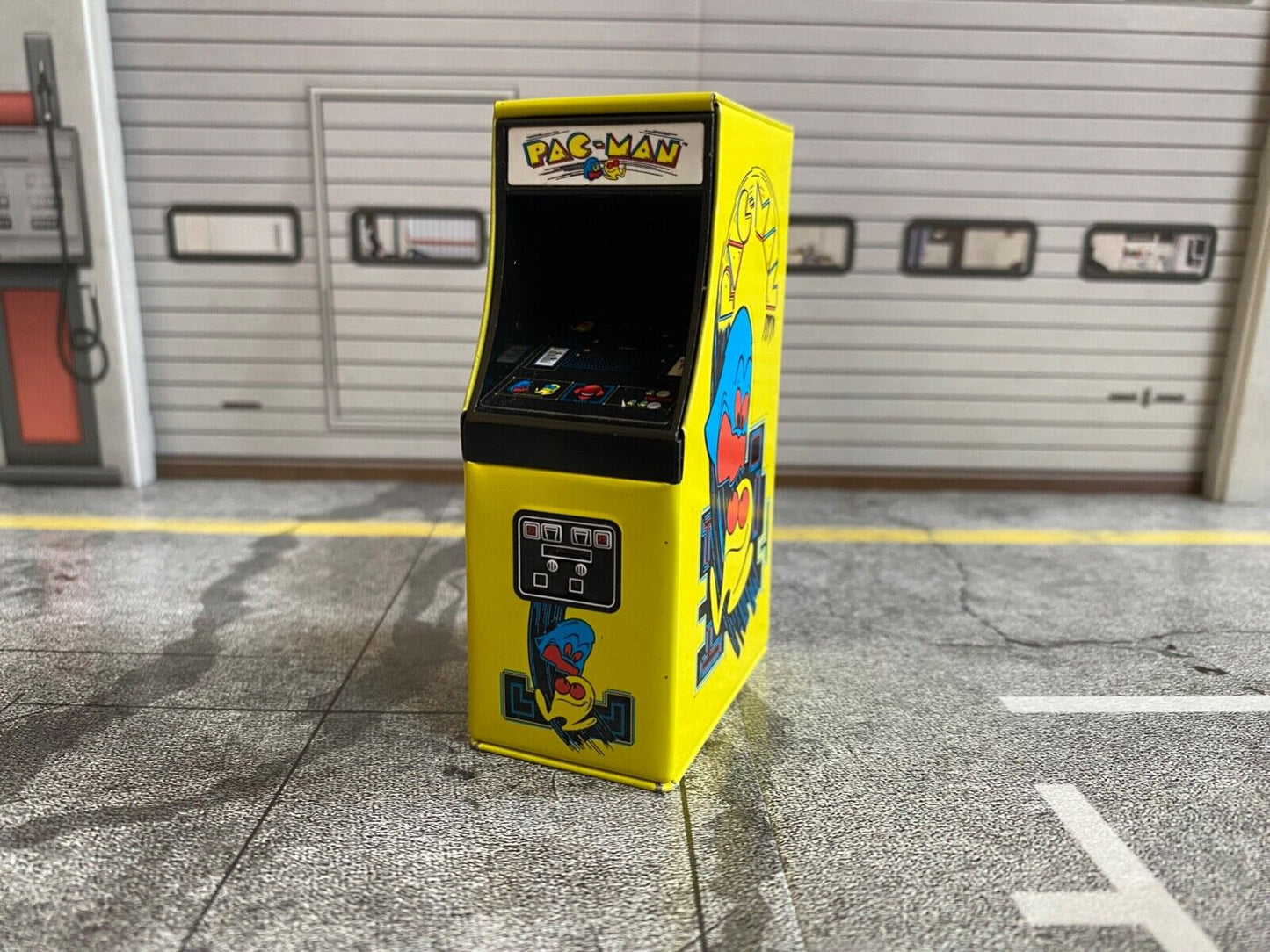 PAC MAN Spielautomat ohne Funktion Diorama Werkstatt Metall Höhe ca. 8,5 cm 1:18