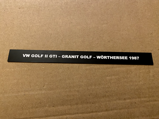 Sockelschild "VW Golf 2 Granit Wörthersee 1987 geprägt & selbstklebend für 1:18