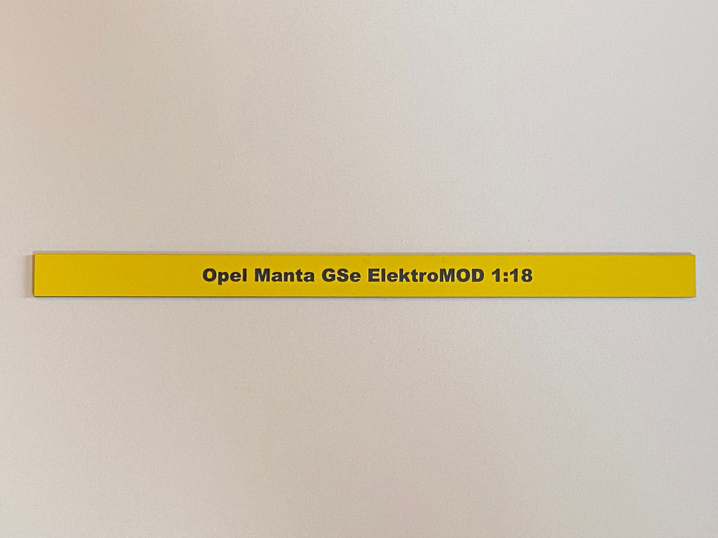 Schild Opel Manta GSe ElektroMOD geprägt & selbstklebend für 1:18 Vitrine