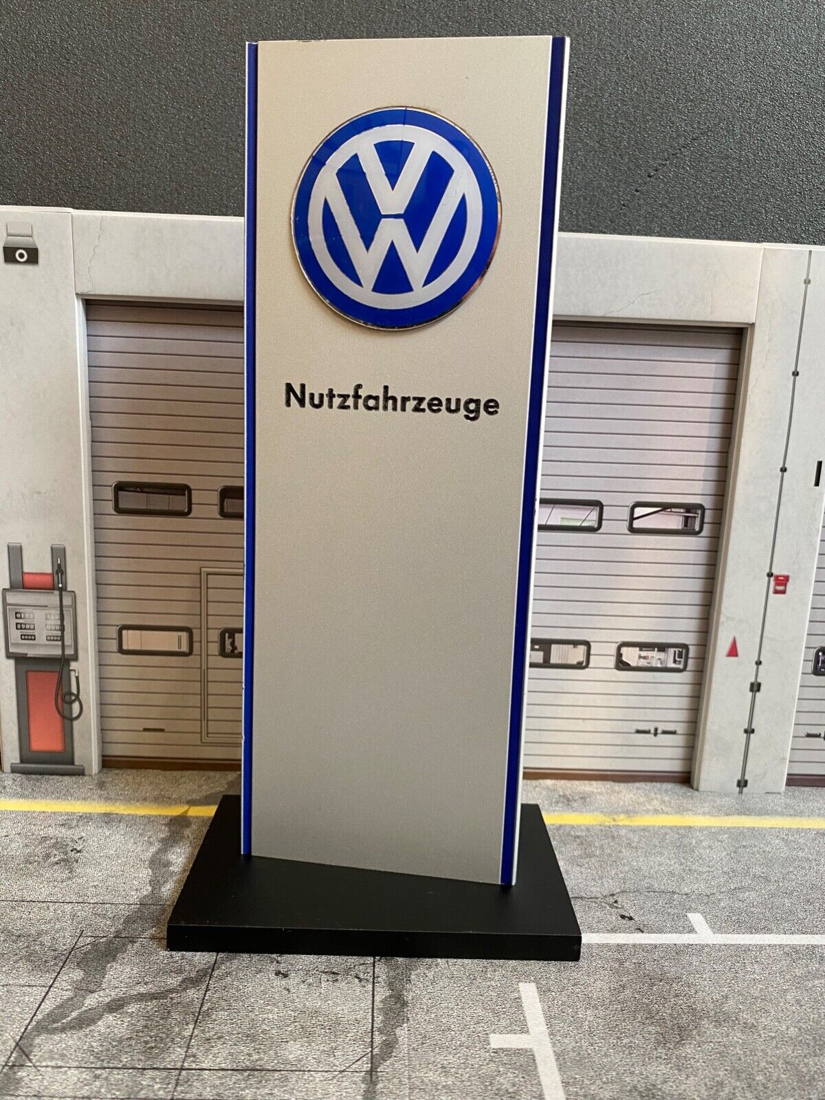 VW Pylon Nutzfahrzeuge Metall ca. 1,9 kg ca. 29 cm hoch für VW Bus-Diorama 1:18