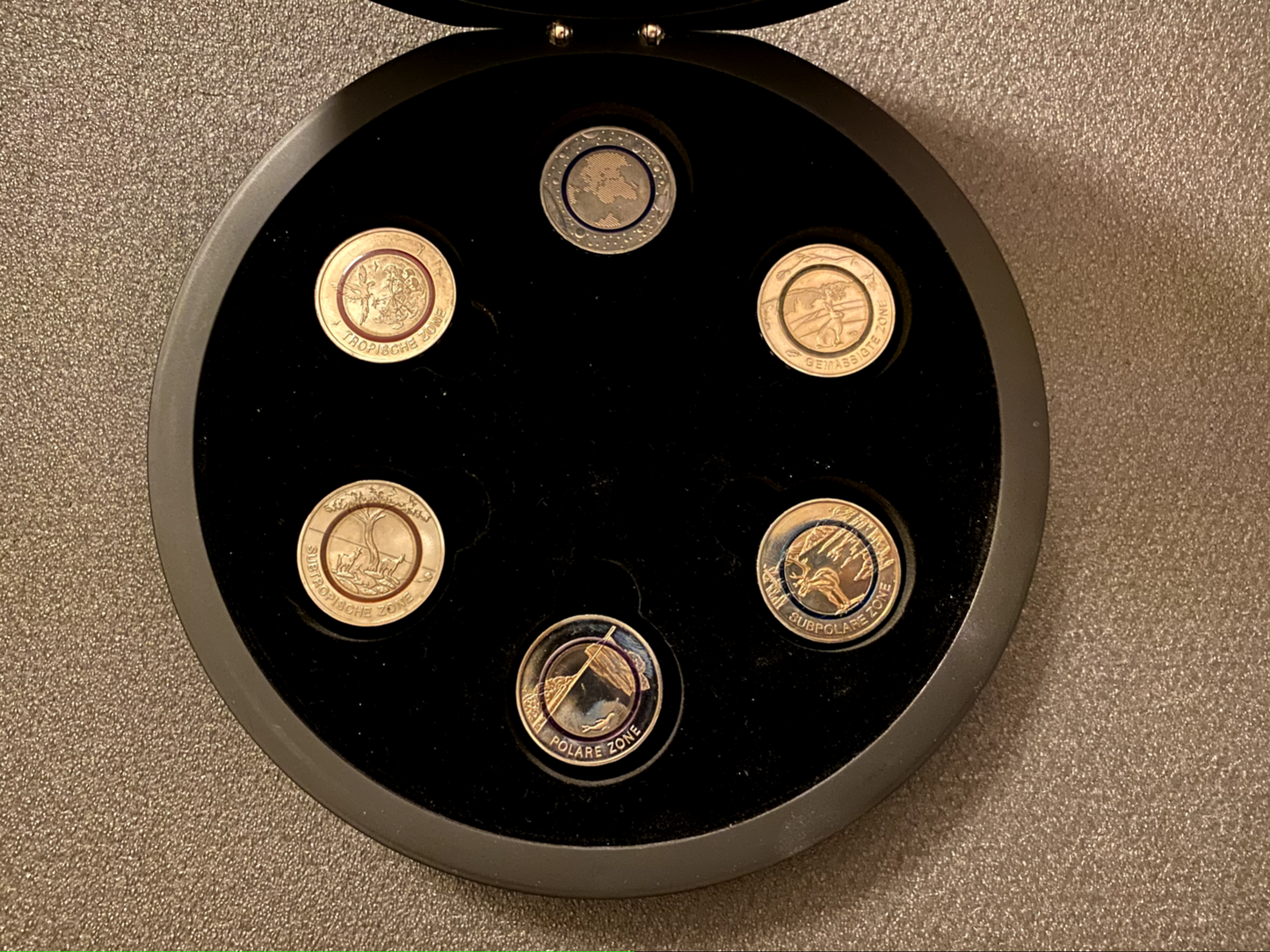DIE DEUTSCHEN 5 EURO MÜNZEN MIT POLYMER-RING - Komplett-Set in LED-Box
