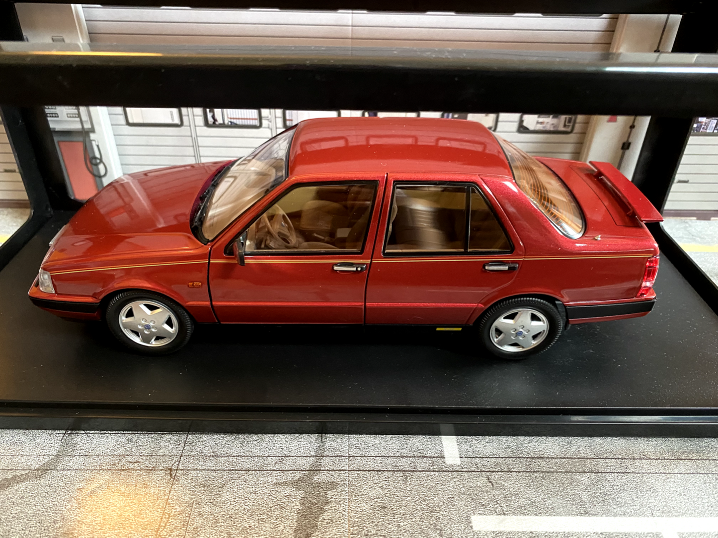 Lancia Thema 8.32 Ferrari geöffneter Heckspoiler/Open Rear Wing Winner Red 1:18