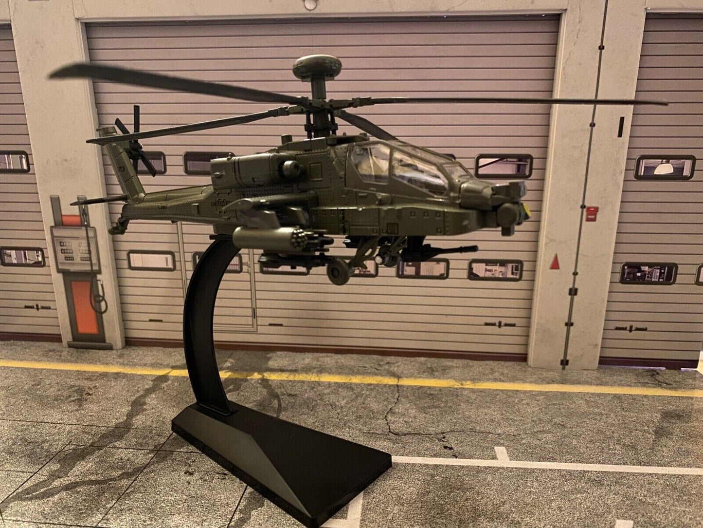 Apache US Army Helicopter Fertigmodell DieCast Licht & Sound 1:72