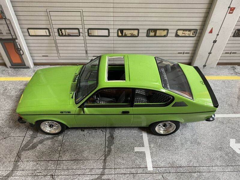 Opel Kadett C Coupe mit Schiebedach GLOW IN THE DARK "1of1" Tuning Umbau 1:18