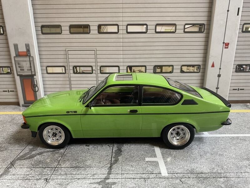 Opel Kadett C Coupe mit Schiebedach GLOW IN THE DARK "1of1" Tuning Umbau 1:18