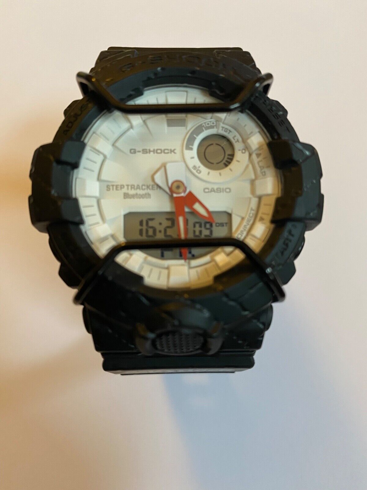 Casio G-SHOCK Asics Tiger Limited Edition GBA-800AT-1AER 5554 mit Schutzbügel