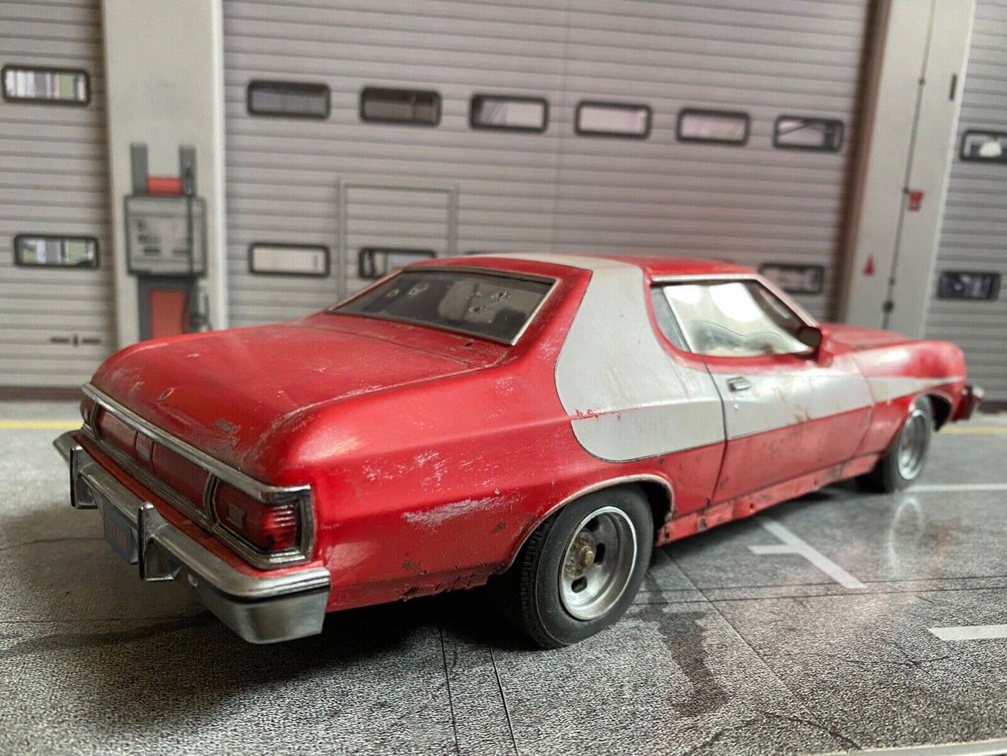 Ford Gran Torino Starsky & Hutch Barn Find Scheunenfund Unfall Diorama 1:18