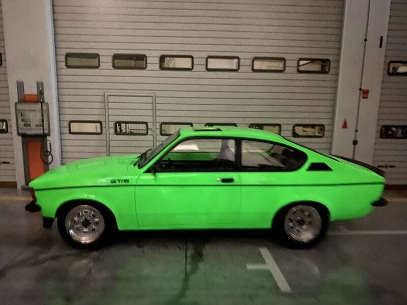 Opel Kadett C Coupe mit Schiebedach GLOW IN THE DARK "1of1" Tuning Umbau 1:18