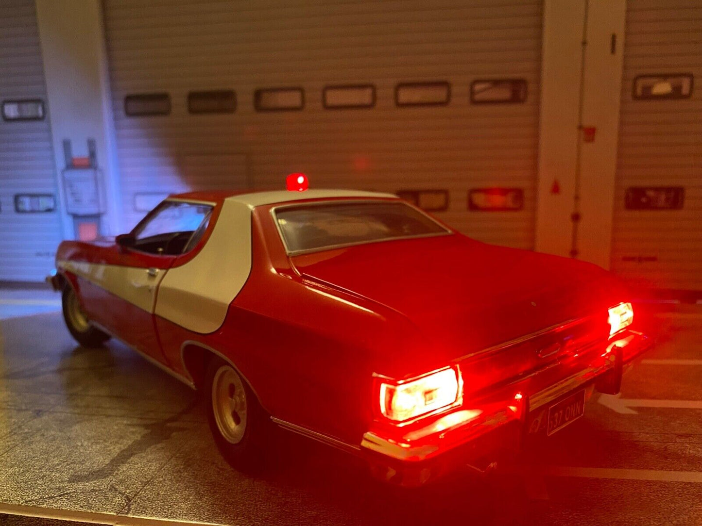 Starsky & Hutch Ford Gran Torino Umbau mit Beleuchtung Licht Teardrop Light 1:18